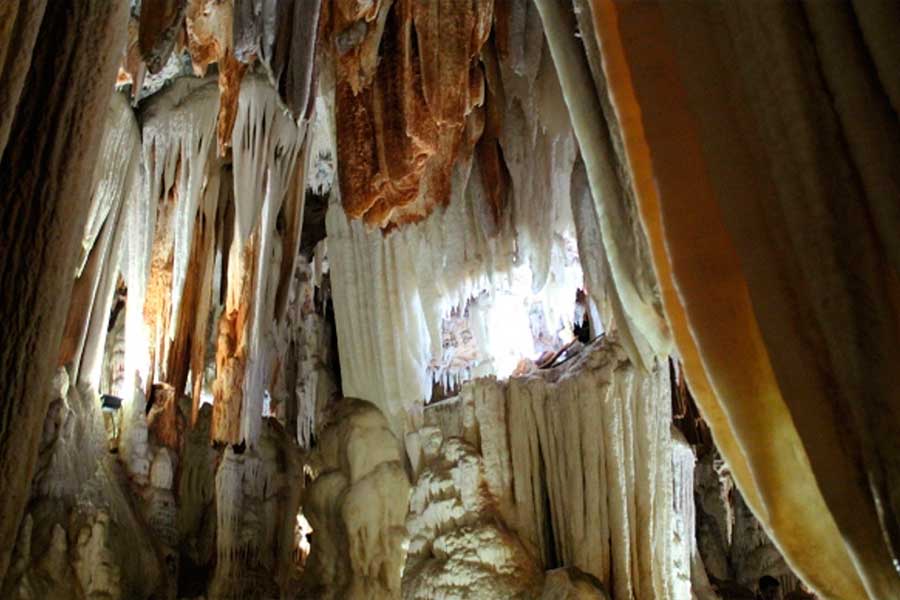 Cerca de la casa rural Villa Pedraza. Cueva de los Enebralejos (Prádena)